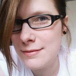 Picture of slightly-smiling Halinu, webmistress of Halinu Network